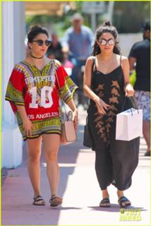Vanessa Hudgens feet photo thumbnail