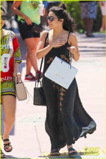 Vanessa Hudgens feet photo thumbnail