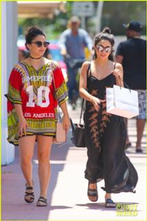 Vanessa Hudgens feet photo thumbnail