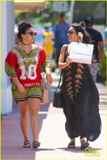 Vanessa Hudgens feet photo thumbnail
