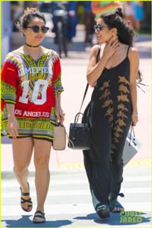 Vanessa Hudgens feet photo thumbnail
