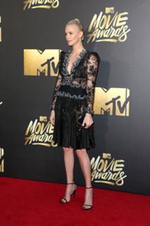Charlize Theron feet photo thumbnail