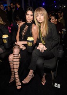 Kendall Jenner feet photo thumbnail