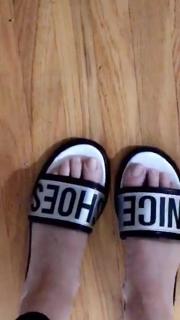 Grace Helbig feet photo thumbnail