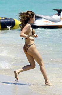 Bella Thorne feet photo thumbnail