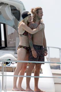 Ellie Goulding feet photo thumbnail
