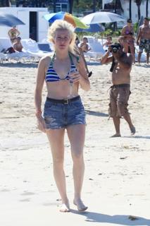 Ellie Goulding feet photo thumbnail