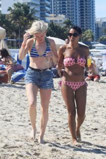 Ellie Goulding feet photo thumbnail