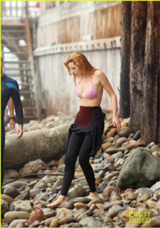 Bella Thorne feet photo thumbnail