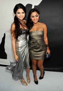 Selena Gomez feet photo thumbnail