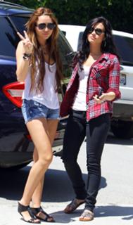 Demi Lovato feet photo thumbnail