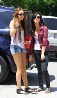 Demi Lovato feet photo thumbnail