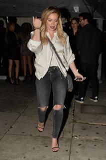 Hilary Duff feet photo thumbnail