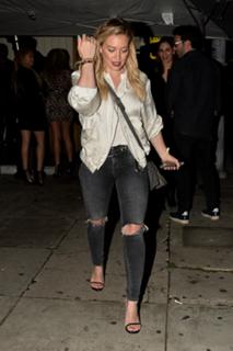 Hilary Duff feet photo thumbnail