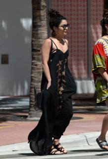Vanessa Hudgens feet photo thumbnail