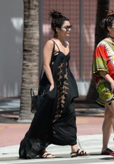 Vanessa Hudgens feet photo thumbnail