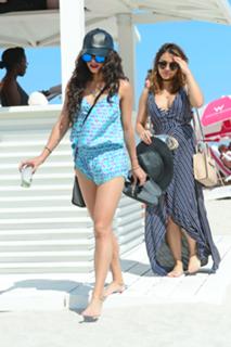 Vanessa Hudgens feet photo thumbnail