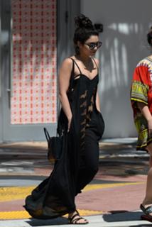 Vanessa Hudgens feet photo thumbnail