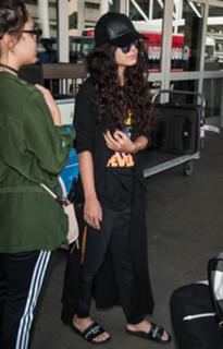 Vanessa Hudgens feet photo thumbnail