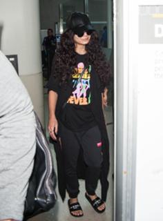 Vanessa Hudgens feet photo thumbnail