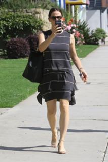 Jennifer Garner feet photo thumbnail