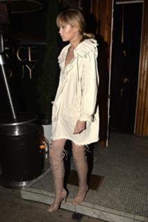 Gigi Hadid feet photo thumbnail