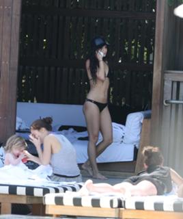 Vanessa Hudgens feet photo thumbnail