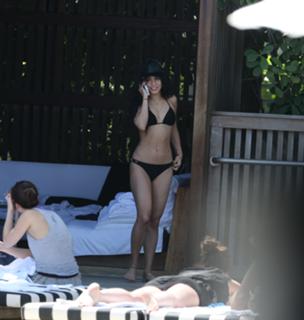 Vanessa Hudgens feet photo thumbnail