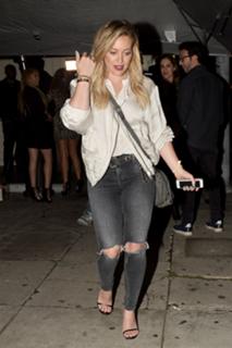 Hilary Duff feet photo thumbnail