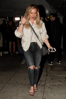 Hilary Duff feet photo thumbnail