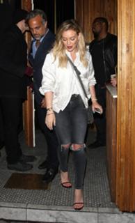 Hilary Duff feet photo thumbnail