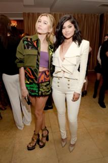 Hailey Bieber feet photo thumbnail