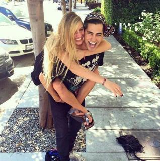 Lele Pons feet photo thumbnail