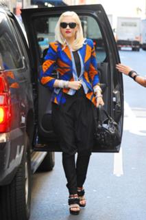 Gwen Stefani feet photo thumbnail