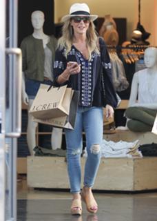 Julie Benz feet photo thumbnail