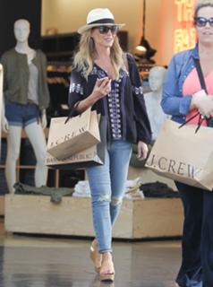 Julie Benz feet photo thumbnail