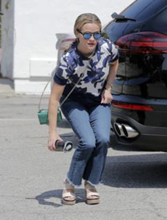 Reese Witherspoon feet photo thumbnail