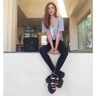 Chiara Ferragni feet photo thumbnail