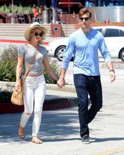 Julianne Hough feet photo thumbnail