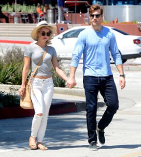 Julianne Hough feet photo thumbnail