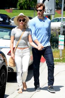 Julianne Hough feet photo thumbnail