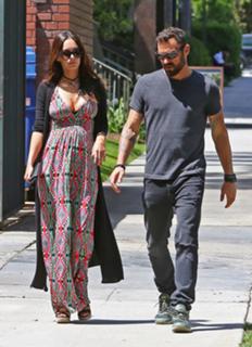 Megan Fox feet photo thumbnail