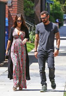 Megan Fox feet photo thumbnail