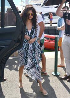 Selena Gomez feet photo thumbnail