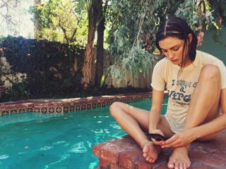 Phoebe Tonkin feet photo thumbnail