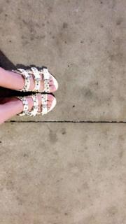 Hilary Duff feet photo thumbnail