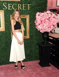 Martha Hunt feet photo thumbnail