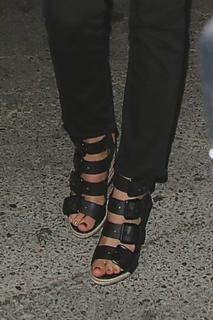 Taylor Swift feet photo thumbnail