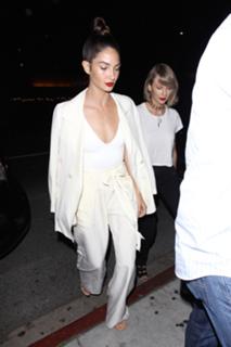 Lily Aldridge feet photo thumbnail