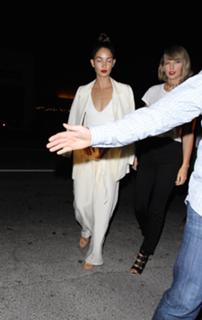 Lily Aldridge feet photo thumbnail